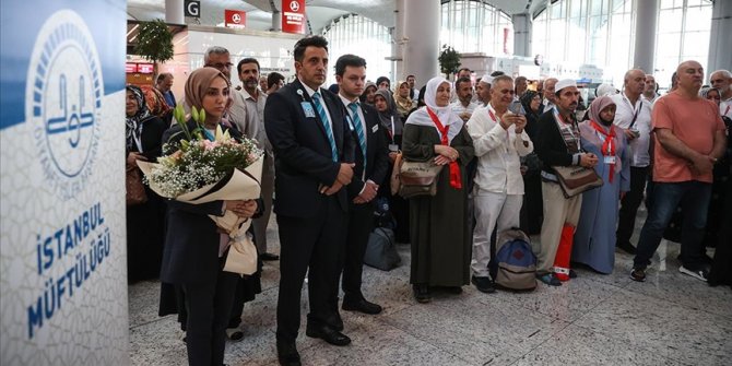 İstanbul Havalimanı'ndan ilk hac kafilesi dualarla uğurlandı