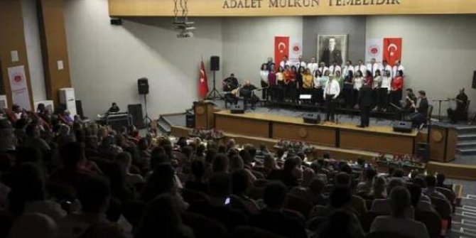 Ankara Adliyesinde hakim, savcı ve memurlardan oluşan korodan konser