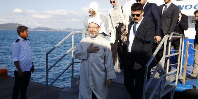 Diyanet İşleri Başkanı Erbaş 81 il müftüsüyle Özgürlükler Adası'nı ziyaret etti