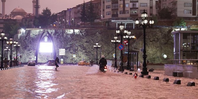 Başkentte akşam saatlerinde yeniden etkili olan sağanak hayatı zorlaştırdı