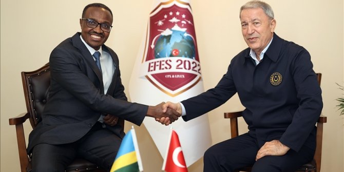 Akar, Kamerun Savunma Bakanı Assomo ve Ruanda Savunma Bakanı Murasıra ile görüştü