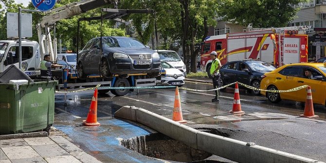 Başkentte sağanak sonrası yol çöktü