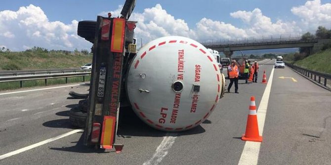 LPG yüklü tanker devrildi; TEM'in Ankara yönü kapandı
