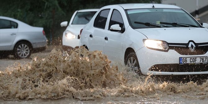 Ankara'da sağanak trafiği ve hayatı felç etti