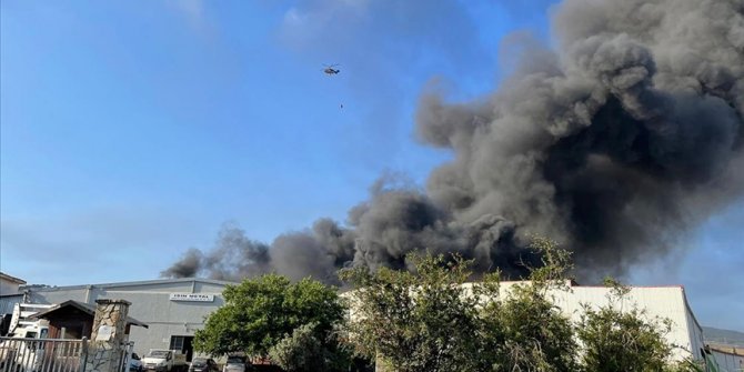 Hatay'da antrepoda çıkan yangına havadan ve karadan müdahale ediliyor