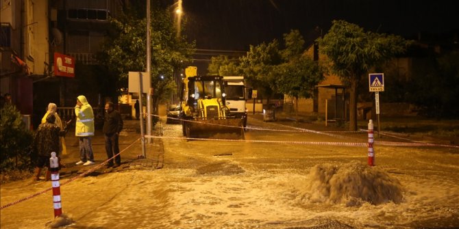 Sivas'ta sağanak nedeniyle yol çöktü, bazı evleri su bastı