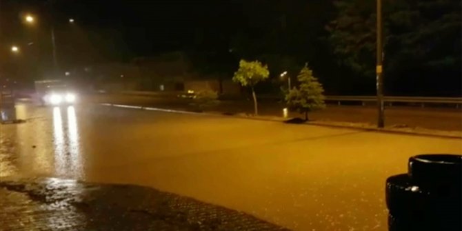 Sivas-Kayseri kara yolunda sel nedeniyle ulaşımda aksama yaşanıyor