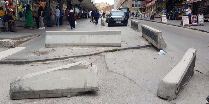 Ulus Anafartalar Çarşısı’nın arka sokağındaki beton bariyerler tepki topluyor