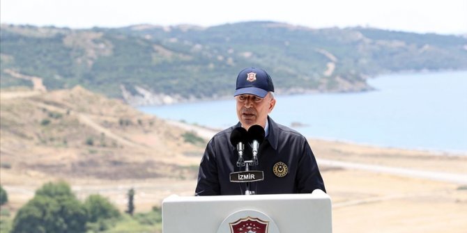 Bakan Akar'dan kritik telefon görüşmesi!