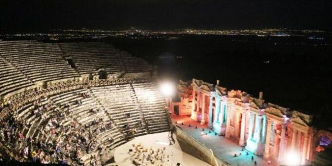1800 yıllık antik tiyatroda, filarmoni orkestrasından konser