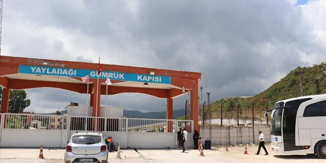 İstanbul'dan yola çıkan 34 Suriyeli, Kilis ve Hatay'dan ülkelerine uğurlandı