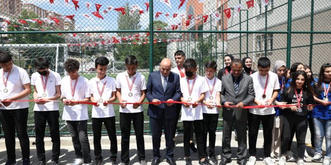 Keçiören Belediyesi Abdurrahim Karakoç Anadolu Lisesi’ne halı saha inşa edildi