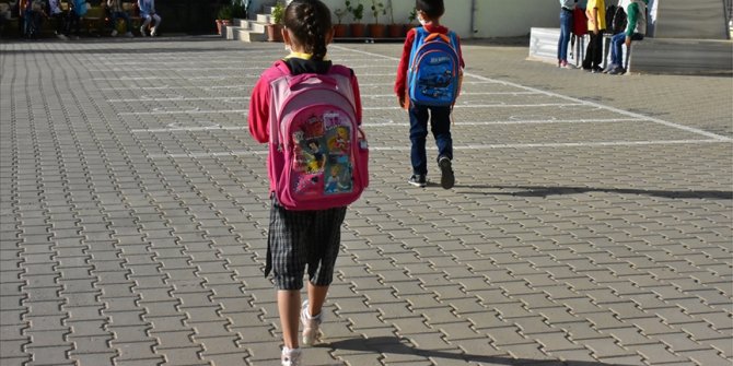 Bir yılda 8 bin çocuk tarla yerine okula gitti