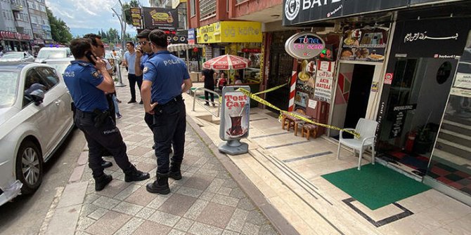 Babasını tabancayla vuranın babasını bıçakladı