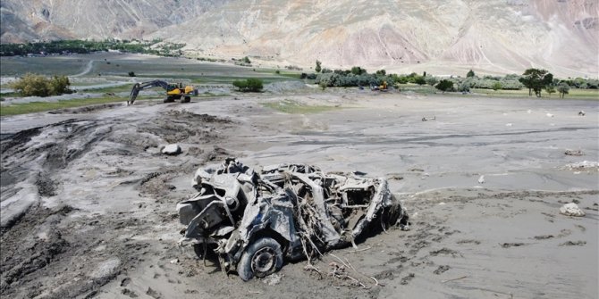 Erzincan'da selin 3 kilometre sürüklediği kamyonet hurdaya döndü