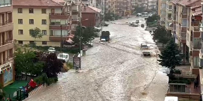 Ankara'da şiddetli yağmur; yollar göle döndü, evleri su bastı