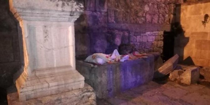 Roma imparatoru için yapılan kapı, evsizlerin yatağı oldu