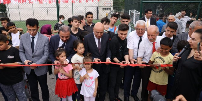 Şehit Hüdai Arslan Mesleki ve Teknik Anadolu Lisesine inşa edilen halı saha açıldı