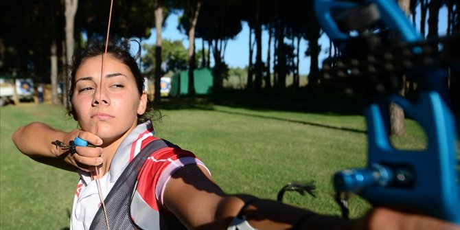 Milli sporcu Gülnaz Coşkun, Avrupa Okçuluk Şampiyonası'nda altın madalya kazandı