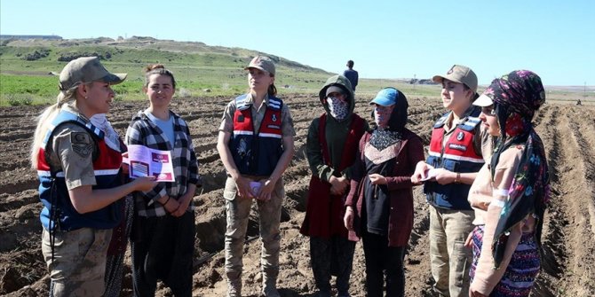 Kadın komutanlar, tarlada çalışan hemcinslerine KADES'i anlattı