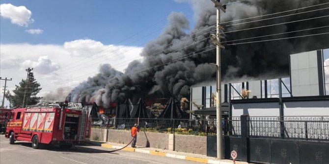 Diyarbakır'da fabrikada çıkan yangına müdahale ediliyor
