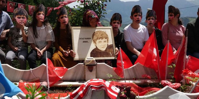 Şehit Eren Bülbül maskeli ziyaret, annesini duygulandırdı