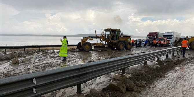 Etkili sağanak Şereflikoçhisar-Aksaray kara yolunda ulaşımı aksattı