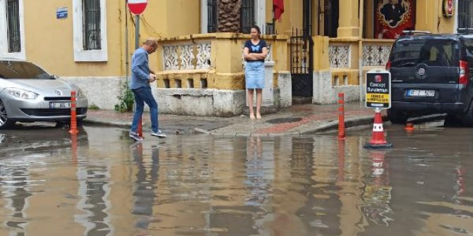 3 ilde sağanak etkili oldu; ev ve iş yerlerini su bastı