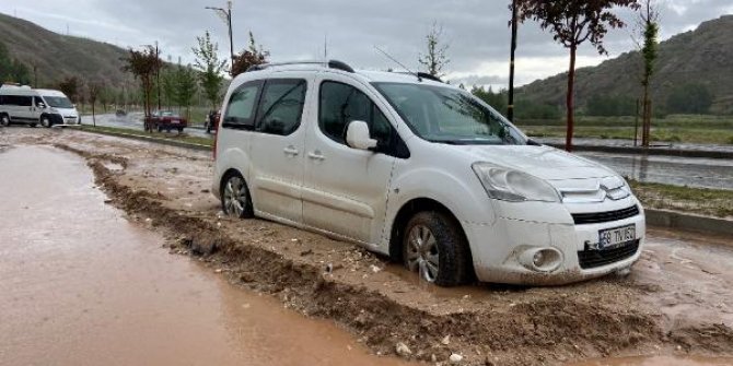 Sivas'ta 20 dakikalık sağanakta yollar göle döndü