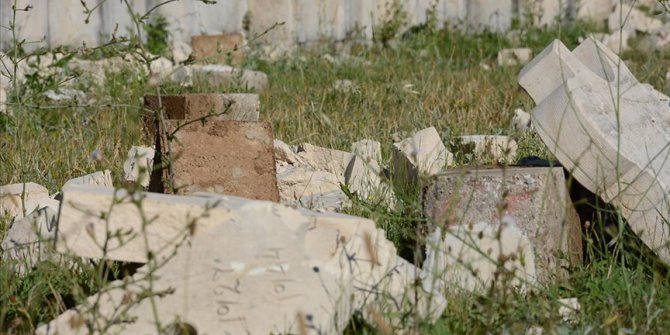 Bosna Hersek'teki Partizan Anıt Mezarlığı'na yapılan saldırıda mezar taşları zarar gördü