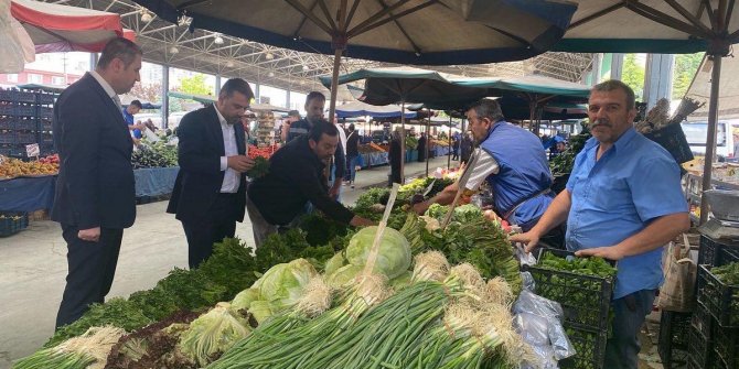 Pursaklar Belediye Başkanı Ertuğrul Çetin, pazarların nabzını tuttu