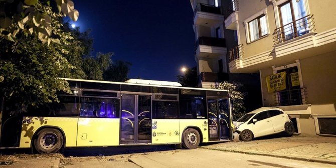 Sancaktepe’de yıkamaya götürülen İETT otobüsü kontrolden çıkarak otomobile çarptı