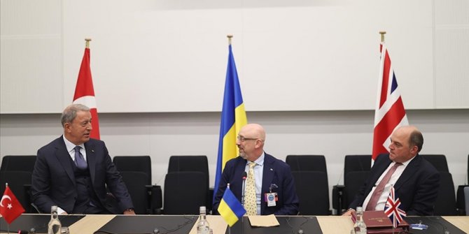 Türkiye, İngiltere ve Ukrayna Savunma bakanları, üçlü toplantıda bir araya geldi