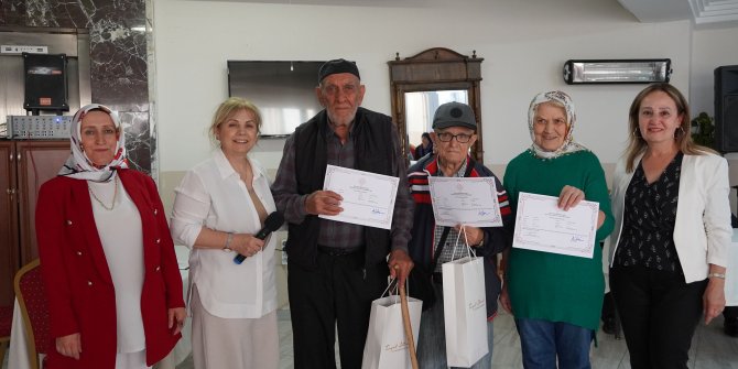 Gönül Köşkü Huzurevi'nde okuma ve yazma eğitimleri tamamlandı