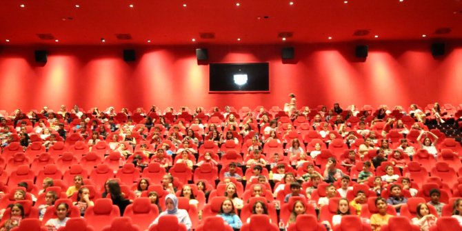 700 çocuk Afacanlar İş Başa Düştü filminde bir araya geldi