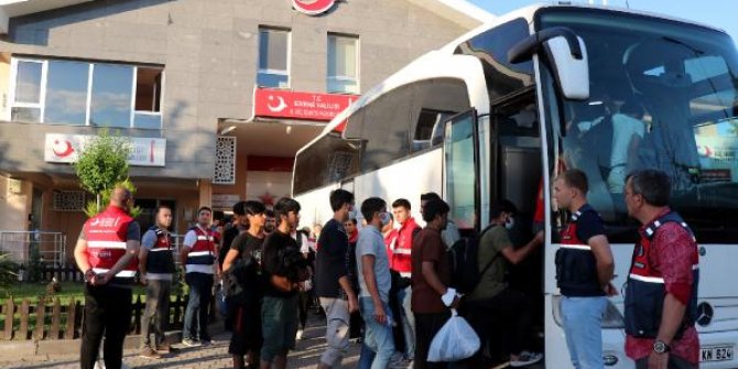 Afgan uyruklu 209 kaçak göçmen, sınır dışı edilmek üzere İstanbul'a gönderildi