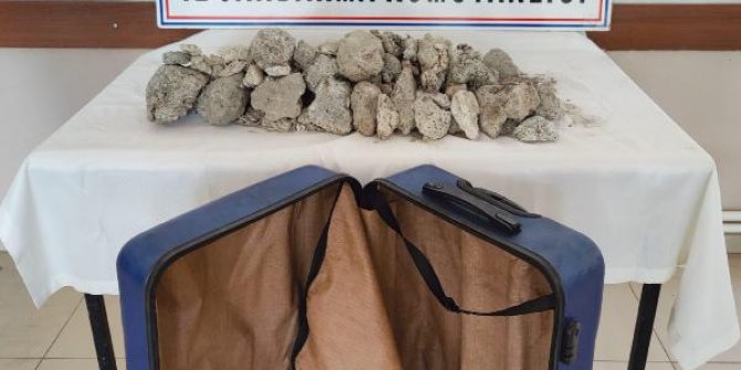 Hatay'da 4 milyon TL değerinde 16 kilogram 'balina kusmuğu' ele geçirildi