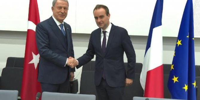 Bakan Akar, Fransız mevkidaşı Lecornu ile görüştü