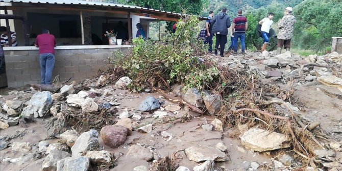 Aydın'da sağanak nedeniyle bazı evleri su bastı, iki otomobil sele kapıldı