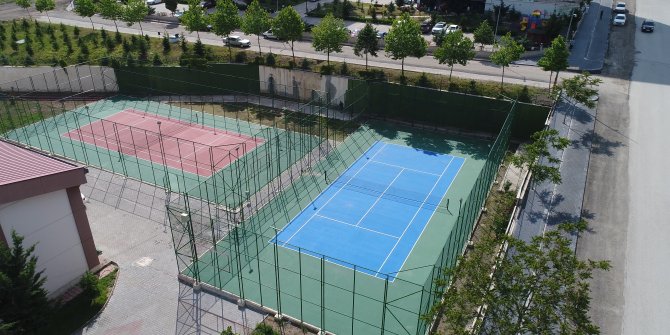 Pursaklar'da yapılan spor tesislerine Tenis Kortunu da ekledi