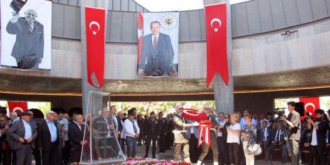 Süleyman Demirel, kabri başında anıldı