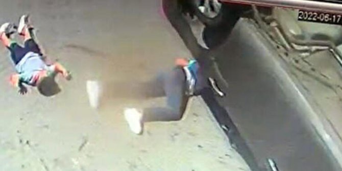 Motosikletteki baba-oğul, otomobilin altında kalmaktan kıl payı kurtuldu