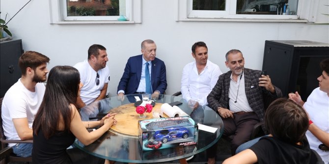 Cumhurbaşkanı Erdoğan, vatandaşlarla sohbet edip çay içti