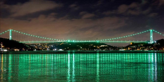 İstanbul’un köprüleri skolyoz hastalığına dikkati çekti