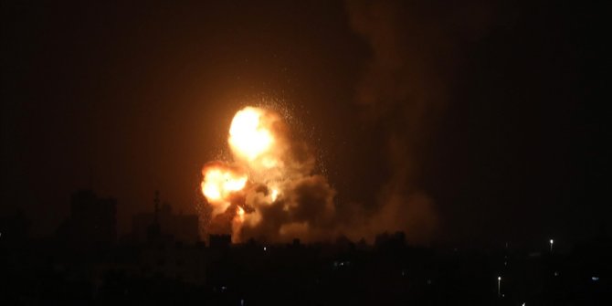 İsrail savaş uçakları Gazze Şeridi'nde bir bölgeyi vurdu