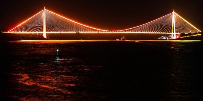 İstanbul’un köprüleri Sahil Güvenlik Komutanlığının 40. yılı için aydınlatıldı