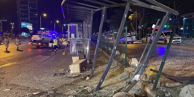 Kadıköy'de makas atan sürücünün çarptığı otomobil durağa daldı: 1'i ağır, 5 yaralı 