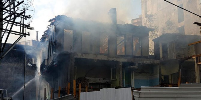 Bursa'da tarihi binada yangın