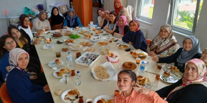 Pursaklar Belediyesi’ne Bağlı Hanım Evleri’nde, kursiyerlere veda yemeği