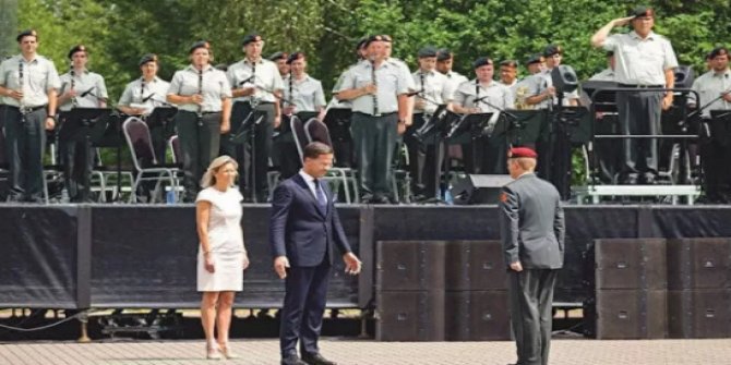 Hollanda askerlerine soykırım şerefine madalya!